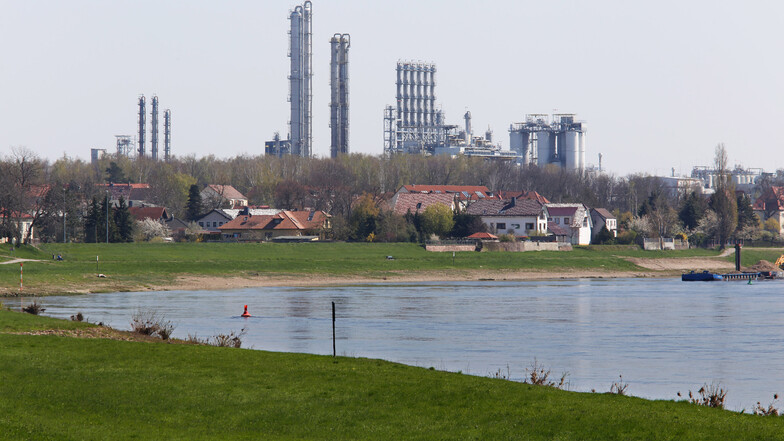 Fast schon idyllisch liegt Nünchritz mit dem Chemiewerk an der Elbe. Bislang war der Wacker-Konzern eine sichere Bank bei der Gemeindeentwicklung.