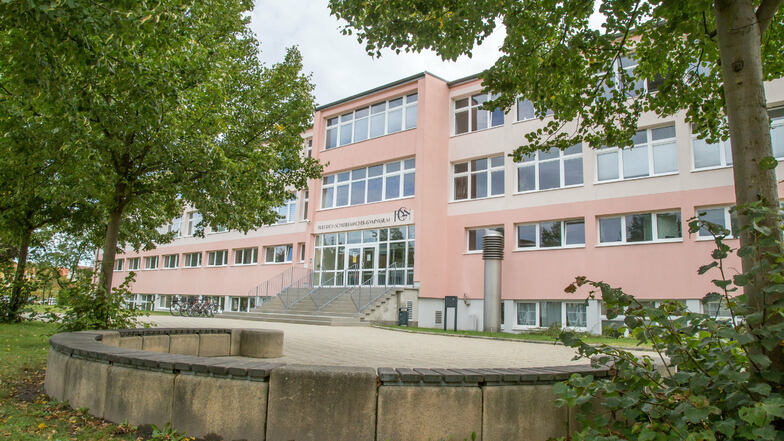 Das Friedrich-Schleiermacher-Gymnasium an der Bahnhofstraße in Niesky.
Hier ist vorgesehen die energetische Modernisierung der Heizungs- und Lüftungsanlage sowie die Regelungstechnik für die technischen Anlagen.