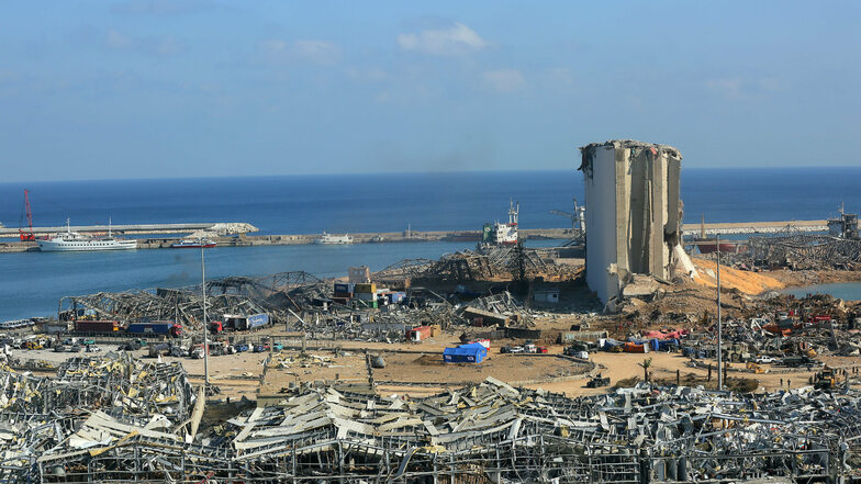 Blick über einen Teil der Zerstörung nach der massiven Explosion im Hafen von Beirut.