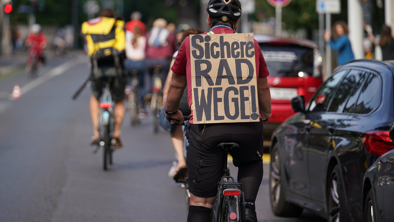 Der ADFC hat vor einigen Wochen für sichere Radwege demonstriert. Nun entsteht ein Radstreifen am Dresdner Terrassenufer.