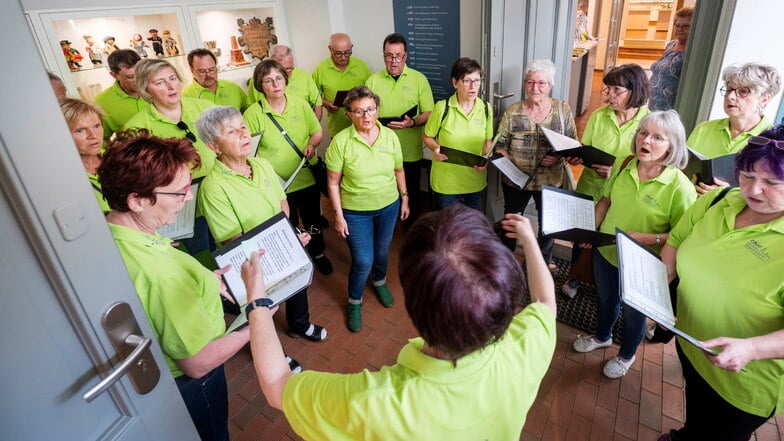 Der Chor des Kultur- und Heimatvereins Radeburg sang im Heimatmuseum zur Eröffnung.
