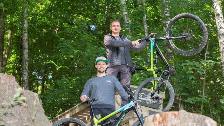 Kevin Sloniowski (vorn) und Benjamin Ehrlich wollen sich dafür einsetzen, dass der Bike-Park auf dem Schwarzenberg in Elstra zum beliebtesten in Deutschland wird.