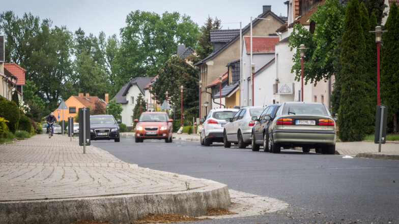 Die Reppiser Straße in Gröditz. Anwohner und Stadträte beklagen regelmäßig, dass es hier wegen beidseitig parkender Autos sehr eng zugeht.