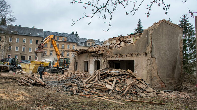 Innerhalb weniger Tage war der ehemalige Kindergarten an der Hohen Straße abgerissen worden. Eine GmbH aus Aschersleben entwickelt Pläne für die Neubebauung des Areals.