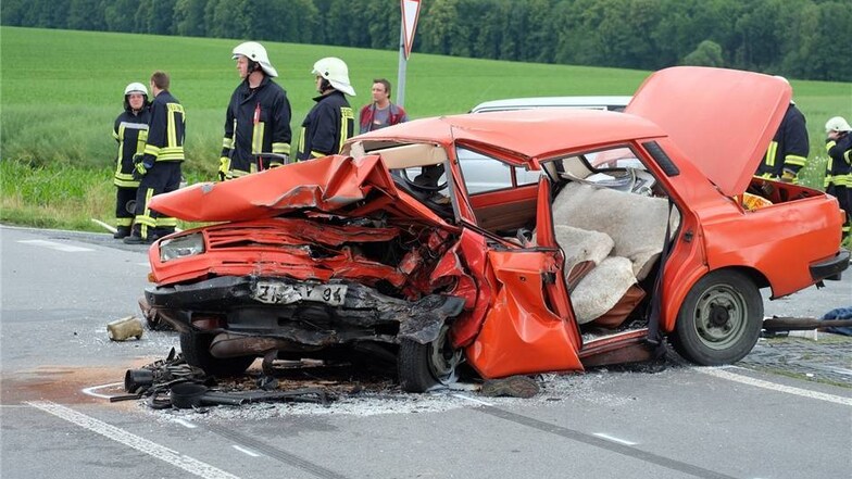 Zwei Insassen des Wartburgs überlebten den Unfall nicht. Am Sonntagabend starb eine 82-jährige Insassin des entgegenkommenden Kleinwagens.