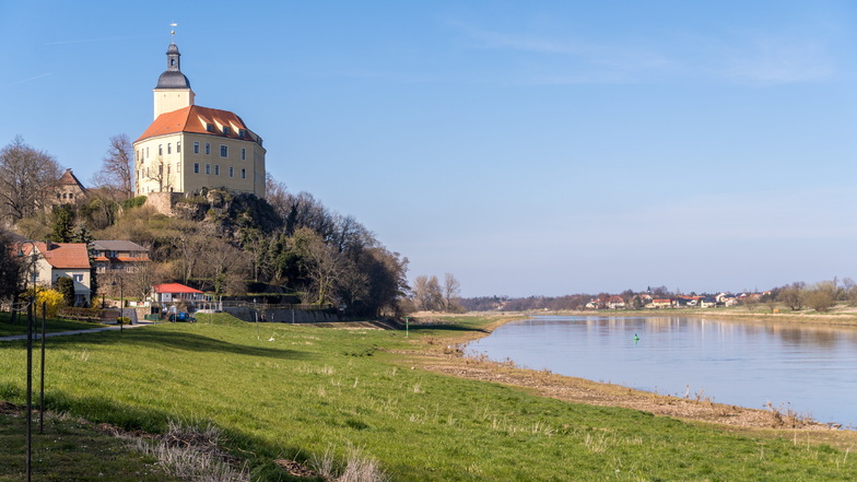 Majestätisch präsentiert sich das Schloss Hirschstein. Von Juni 1944 bis Anfang März 1945 war hier die belgische Königsfamilie interniert.