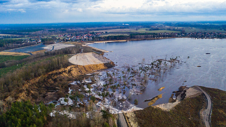 Der von der Rutschung betroffene Teil am Ostufer des Knappensees. Links im Bild ist Koblenz zu erkennen, rechts im Bild Groß Särchen.