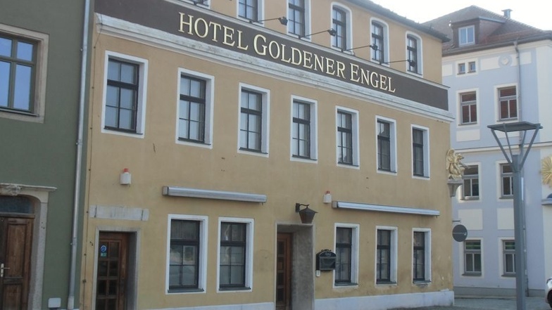 Hotel Goldener Engel: Das Hotel wurde 2012 von der Stadt für 52000 Euro ersteigert. Nach Jahren des Stillstandes soll sich jetzt eine Lösung abzeichnen. Der Vertrag mit einem Investor „steht unmittelbar vor der Unterzeichnung“, sagte OB Erler auf Anfrage.