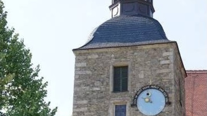 Seit Montag steht die Turmuhr auf Sankt Wolfgang in Glashütte. Das Uhrwerk muss überholt werden.