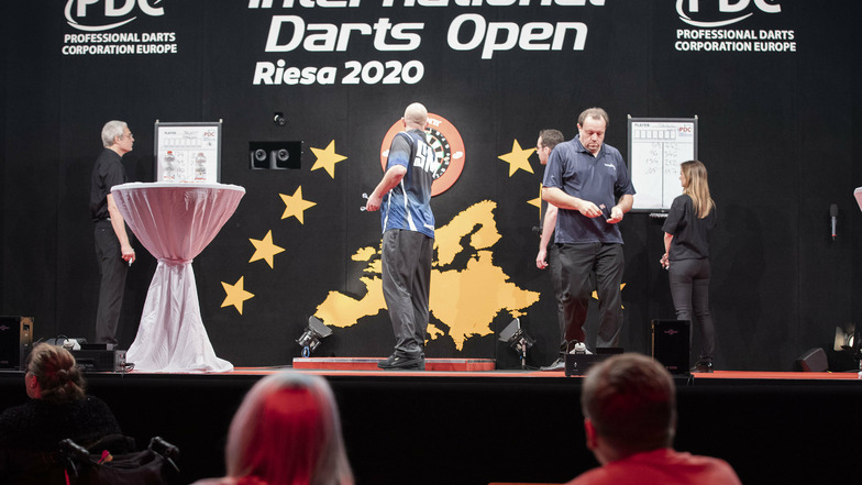 In der Sachsenarena Riesa finden bis Sonntag die International Darts Open statt. Hier ein Foto vom Freitag zwischen den beiden Briten Scott Marsh (Mitte beim Werfen) und Jason Lowe (r.).