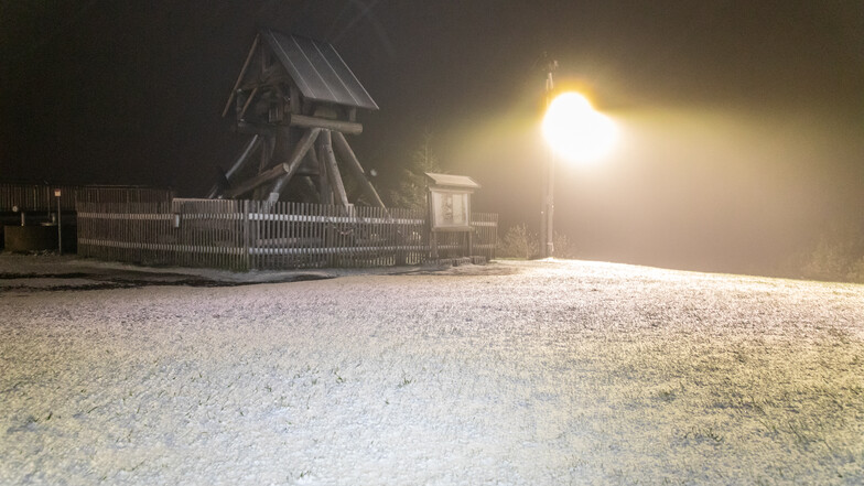 Der Winter ist zurück in Sachsen: Auf dem Fichtelberg hat sich in der Nacht zu Dienstag eine dünne, weiße Schneeschicht gebildet.
