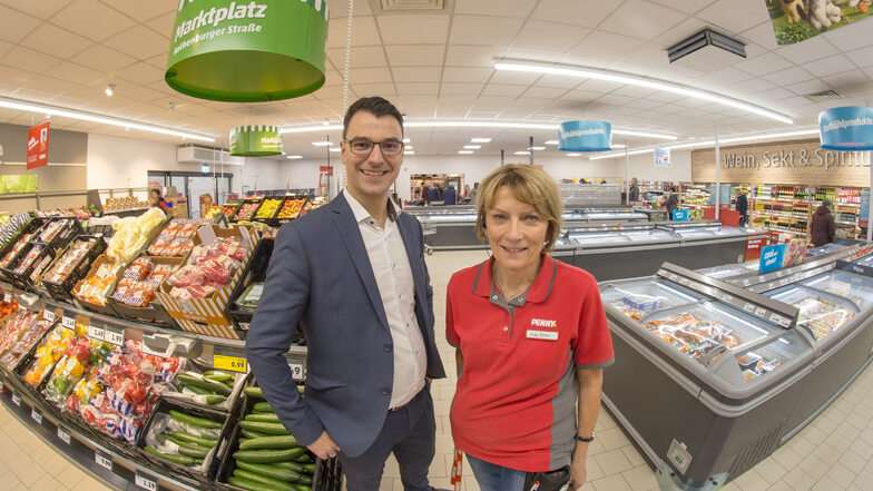 Marktleiterin Christa Dinse und Bezirksleiter Felix Hesse freuen sich über ihren neuen Penny-Markt in der Rothenburger Straße, der jetzt auf modernem Niveau ist.
