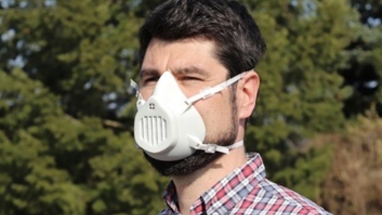 Professor Sebastian Scholz mit einer Schutzmaske aus dem 3D-Drucker.