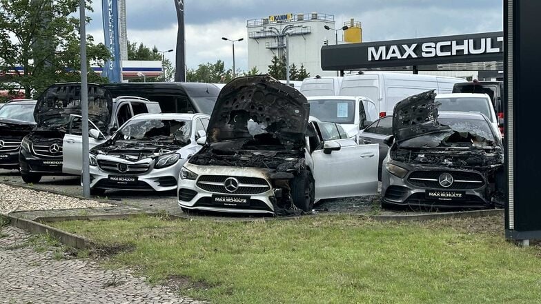 An einem Mercedes-Autohaus in Leipzig wurden mehrere Fahrzeuge angezündet.