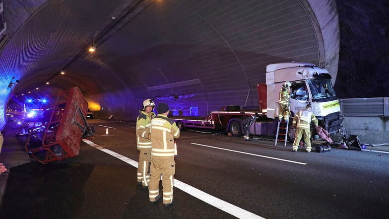 Vollsperrung nach Unfall in Dresdner A 17-Tunnel