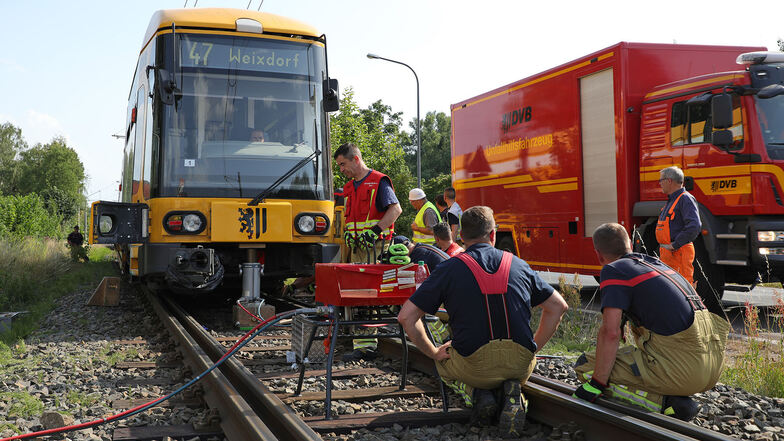Weil sich die Gleise verformt hatten, sprang eine Bahn aus dem Gleis. Die Feuerwehr war im Einsatz.