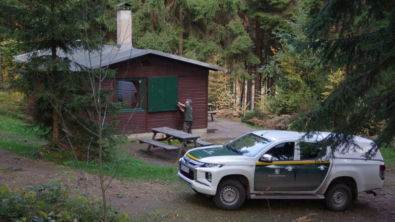 Klappe zu: Wolfram Claus schloss Ende Oktober die Trekkinghütten. Erst im Frühjahr kann darin wieder übernachtet werden. Das will der 63-Jährige dann auch tun. Allerdings nicht mehr als Forststeig-Ranger, sondern als Wanderer.
