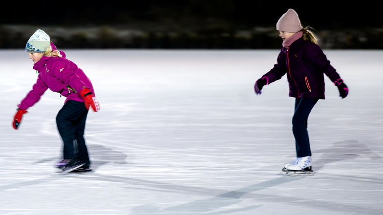Auf Kufen übers Eis flitzen, das ist jetzt in Seeligstadt und Steina möglich. Auf dem Teich des Sportvereins Seeligstadt haben es Matilda (l.) und Luisa Wehner schon genossen.