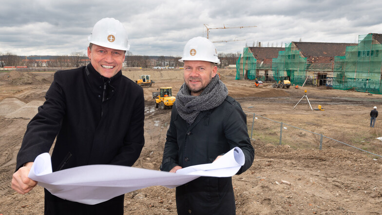 Mirco Meinel und Projektleiter Jörg Ullrich planen das neue Areal. Im Hintergrund steht das „Gelbe Haus“ das derzeit saniert und umgebaut wird.