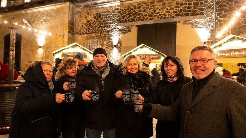 Lutz und Rita Petzold kamen mit Freunden aus Dresden, um den Bannewitzer Weihnachtsmarkt am Marienschacht zu besuchen, Kerstin Geisler (r.) kam sogar aus Münster. Der erste Weg führte alle zum Glühweinstand mit dem Winzer-Glühwein.