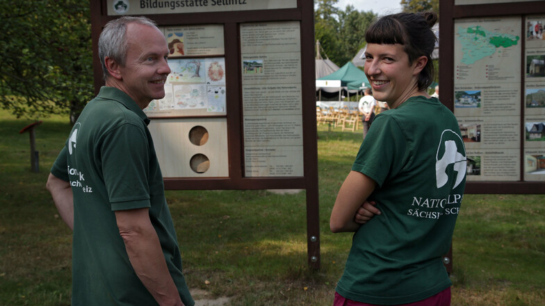 Nationalparkwacht-Mitarbeiter Steffen Elsner, Praktikantin Elise Canzler. Wer Junior-Ranger wird, hat Verständnis für die Regeln im Schutzgebiet.