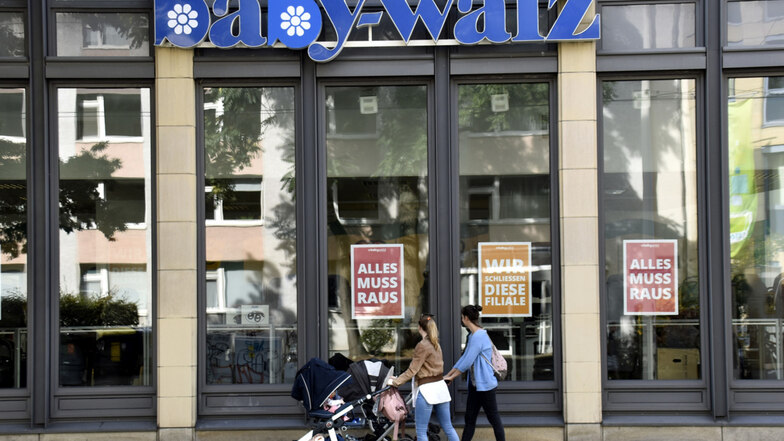 Schlussverkauf bei Baby Walz an der Hoyerswerdaer Straße.
