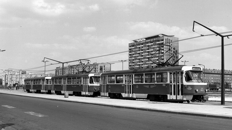 So sah es in den frühen 1970er-Jahren am Pirnaischen Platz aus. Eine Tatrastraßenbahn der Linie 2 an der Haltestelle in Richtung Hauptbahnhof.