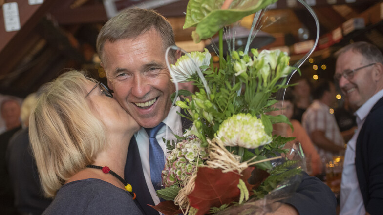 Blumen und ein Küsschen für Aloysius Mikwauschk gab es in der Gaststätte „Zur Eisenbahn“ von der CDU-Stadtverbandsvorsitzenden Justina Suchy.