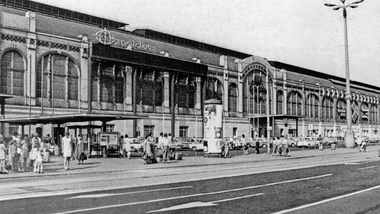 Dresden, Hauptbahnhof, Leuchtschrift
Fassade am Leninplatz mit der elektronischen Zeitung. Ende der siebziger Jahre.