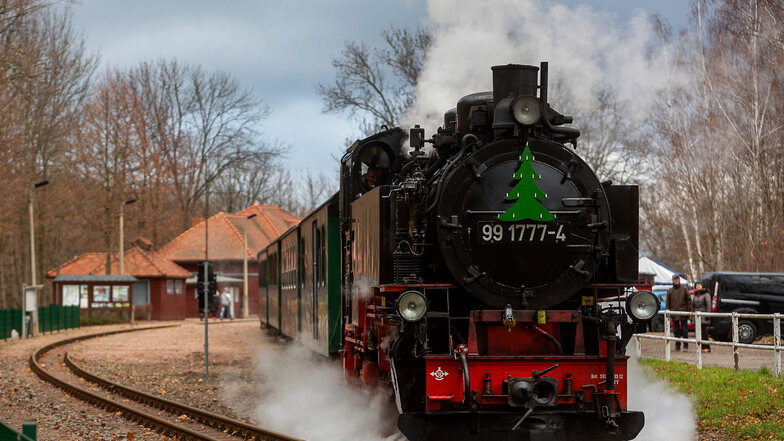 Ein weihnachtlich geschmückter Zug verlässt den Bahnhof in Malter.
