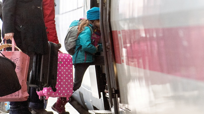Kinder im Alter bis 14 Jahren fahren kostenlos mit der Bahn, wenn sie mit einer Begleitperson reisen. Diese muss künftig nicht mehr unbedingt ein Eltern- oder Großelternteil sein.