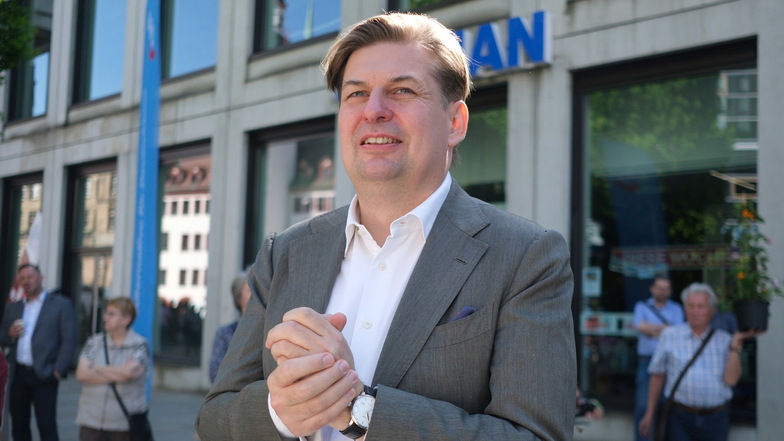 Trotz eines Auftrittsverbots der AfD-Spitze hat sich der Europakandidat Maximilian Krah im Wahlkampf gezeigt. Laut Bild-Zeitung war er im Prohils-Center in Dresden mit AfD-Kollegen am Start.