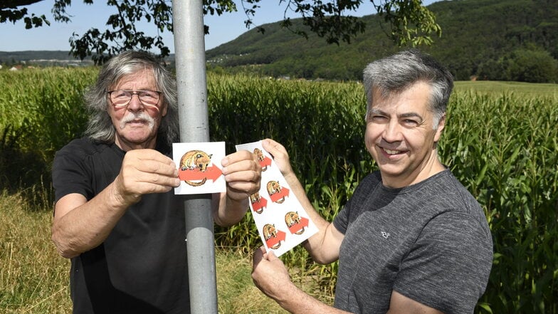 Eckhard Göhlert (li.) und Uwe Langer haben federführend den Haselmaus-Weg angelegt. Entlang der Rundtour stehen Tafeln mit den Gedichten von Marianne Bruns.