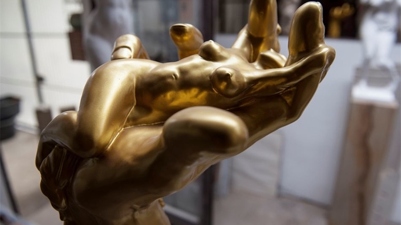 „37Grad“ heißt diese Skulptur: Eine Frau zerfließt in der Hand eines Mannes, er kann sie nicht festhalten – sie rinnt ihm durch die Hände.