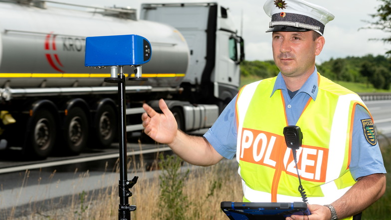 Polizeihauptkommissar Tino Hausdorf überprüft an der A 4 bei Bautzen mit einem speziellen technischen System die Informationen des digitalen Fahrtenschreibers eines vorbeifahrenden Lkw.