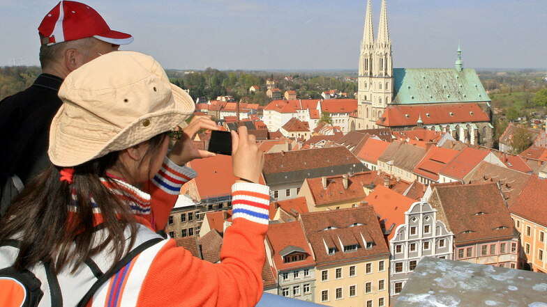 Der Blick vom  Görlitzer Rathausturm über die Dächer der historischen Altstadt zur Peterskirche ist bald wieder möglich. Dann startet die Turm-Tour-Saison.