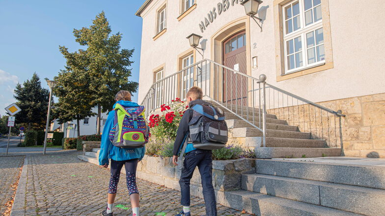 Grüne Fußtapsen sollen den Grundschülern den Weg von der Bushaltestelle, vorbei am Haus des Pferdes bis zur Grundschule in der Schulstraße weisen.