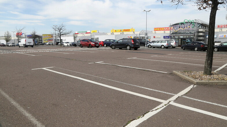 Auf dem Riesapark-Parkplatz ist unter Corona-Bedingungen viel Platz. Geschäfte von dort sind nun auch auf einer neuen Angebots-Übersicht der Stadtverwaltung vertreten.
