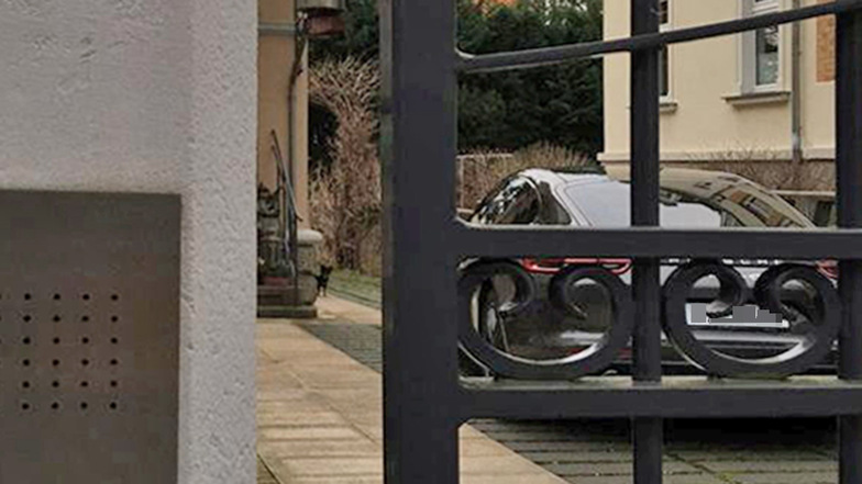 Ein Porsche steht vor dem Wohnsitz von Gina und Torsten S. in Radebeul. Die beiden sollen über ihre Hausverwaltung Kundenkonten leergeräumt haben.