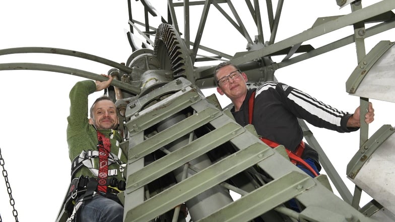 Eric Wennrich, Geschäftsführer der Firma Geschwister Wennrich (li.) und Daniel Gebel vom Wilsdruffer Bauhof inspizierten die rekonstruierte Technik in luftiger Höhe.