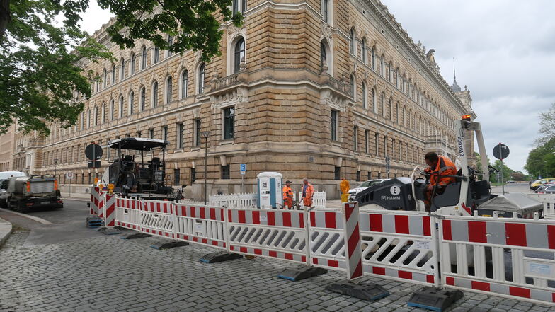 Unangekündigte Bauarbeiten sorgen für Klagen im Landgericht Dresden. Die Maßnahme findet an einer schlagzeilenträchtigen Stelle statt.