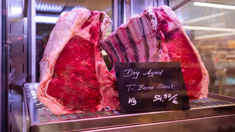 Schirmer und Metzners Steaks reifen bis zu sechs Wochen, bevor sie auf dem Grill landen.