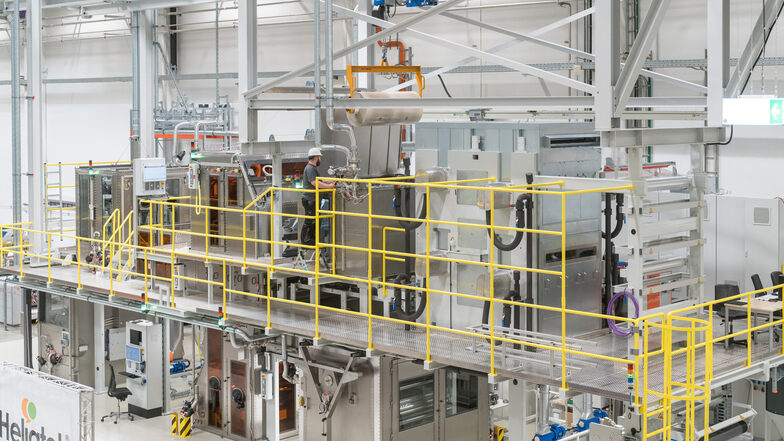Solartechnik von der Rolle: Die Dresdner Heliatek hat ihre erste Produktionsanlage eröffnet – für Fotovoltaik-Folien mit 1,20 Meter Breite.