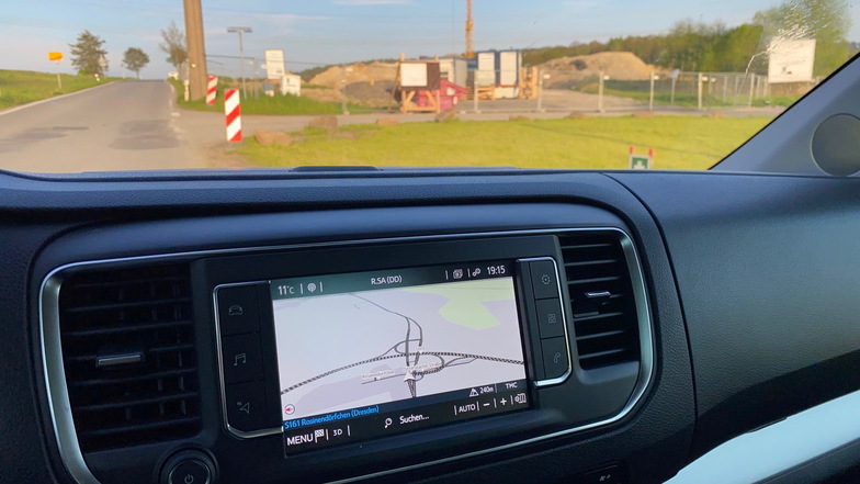 Vorschnelles Navi in einem Toyota: Die Anschlussstelle Eschdorf ist bereits im Mai 2023 eingepflegt und wird als Route angeboten.