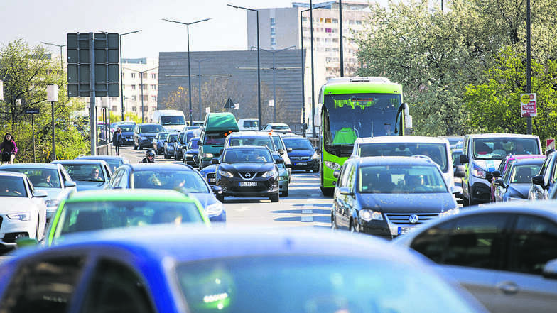 Autofahrer müssen warten: Das Bündnis Verkehrswende Dresden hat am Montag viele Pkws ausgebremst. Den Feierabendverkehr wollten die Demonstranten bewusst stören.