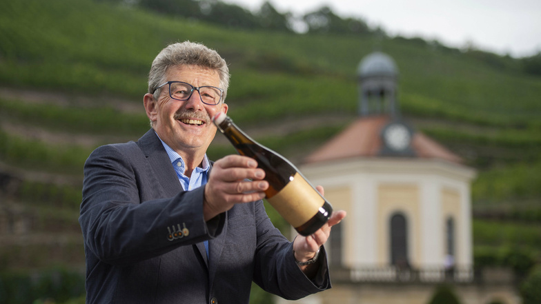 Weinküfer Konrad Scheerbaum mit dem seltenen Fund aus dem Weinkeller von Schloss Wackerbarth