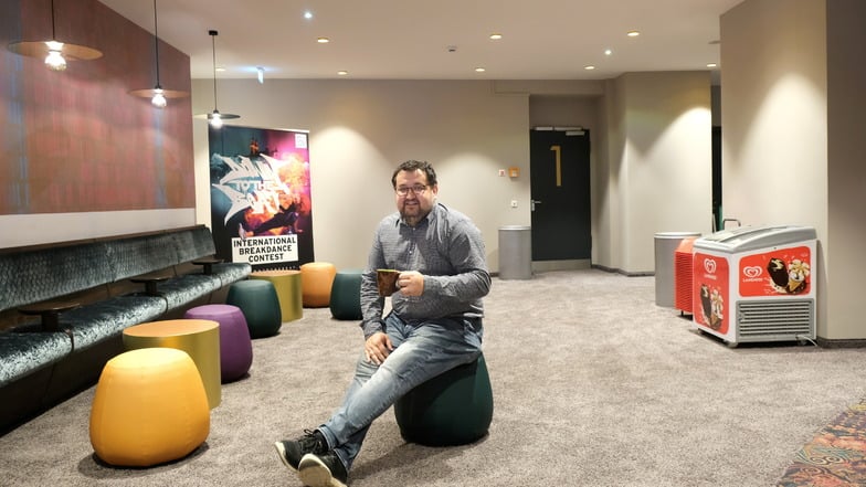 Aufgeräumt: Kino-Chef Alexander Malt sitzt auf einem sogenannten Puff.
