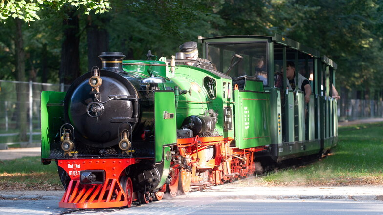 Die Dresdner Parkeisenbahn wird ab Freitag wieder durch den Großen Garten dampfen.