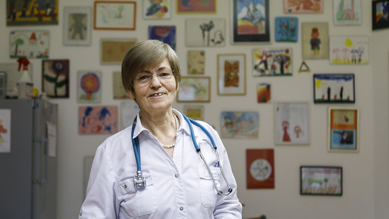 Annegret Geisler ist Kinderärztin mit viel Herzblut. Die Kinder mögen sie. Manche überbringen ihrer Ärztin als kleines Dankeschön ein selbst gefertigtes Bild. Über die kleinen Kunstwerke freut sich Annegret Geisler sehr.