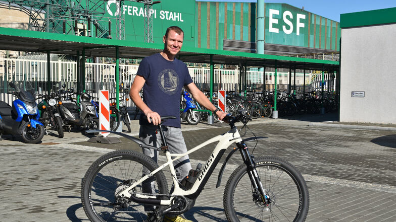 Bei Feralpi Stahl in Riesa können Mitarbeiter wie Ronny Menzel jetzt Dienstfahrräder nutzen.